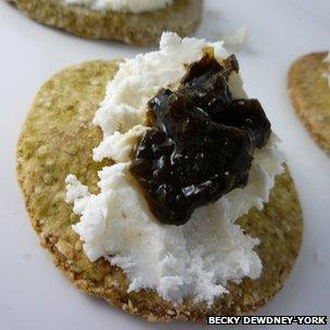 Laver oatcakes topped with cheese and laver