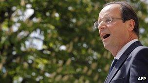 Francois Hollande singing the national anthem at Nevers (1 May 2012)