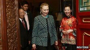 Hillary Clinton enters a dinner in Beijing 2 May 2012