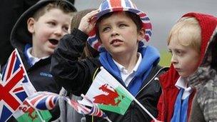 Children in Aberfan waiting for the Queen's arrival