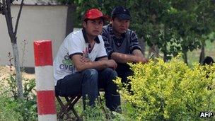 Plainclothed policemen by the entrance to Chen's village, Dongshigu Village (28 April 2012)