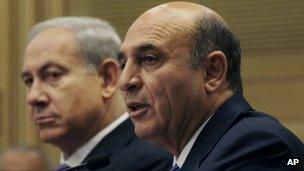 Benjamin Netanyahu (left) and Shaul Mofaz speak to reporters (08/05/12)