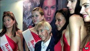 Beate Uhse (centre) and models - file