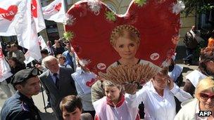 A supporter of former Ukrainian prime minister Yulia Tymoshenko holds a placard bearing her a picture of her during rally in front of Ukrainian high court building in Kiev (15 May 2012).