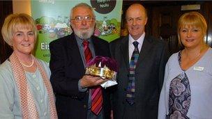 Meriel Parry, Cadeirydd Pwyllgor Gwaith Eisteddfod yr Urdd Eryri 2012 gyda’r crefftwr a greodd y goron John Price o Fachynlleth, Aneurin Phillips, Prif Weithredwr Awdurdod Parc Cenedlaethol Eryri, rhoddwyr y wobr a Sharon Fôn-Roberts o’r HSBC, noddwyr y gystadleuaeth