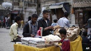 Yemeni street vendors sell food in Sanaa (file picture from 14 April 2012)