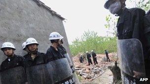 Chengguan, para-police, in Wuhan, central China's Hubei province on 7 May, 2010