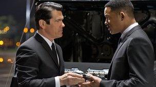 Josh Brolin and Will Smith in Men In Black 3