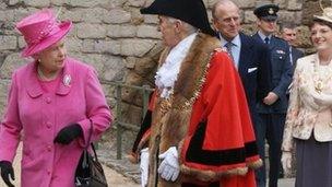 Y Frenhines a Maer Caernarfon