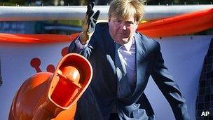 Crown Prince Willem-Alexander hurling toilet, 30 Apr 12