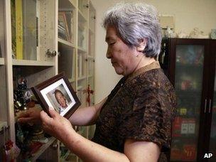 Zhang Xianling holds a photo of her late son, Wang Nan, 28 May 2012