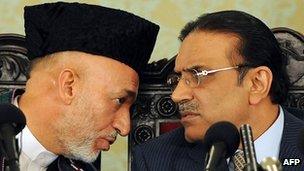 Afghan President Karzai (L) and Pakistani President Zardari