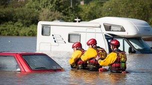 Bu'r gwasanaethau achub yn helpu symud pobl o'u cartrefi a'u carafanau