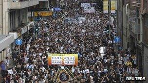 Thousands of people protest against the allegedly suspicious circumstances of the "suicide" of Li Wangyang in Hong Kong on Sunday