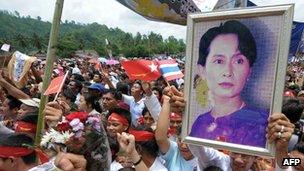 Burmese refugees await Ms Suu Kyi at the Mae La refugee camp near the Thai-Burma border on 2 June