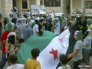 Masked Syrian protesters