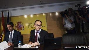Spain's Secretary of State for the Economy and Support for Enterprises Fernando Jimenez Latorre (L) and Deputy Governor of the Bank of Spain Fernando Restoy Lozano