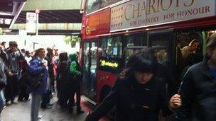 259 bus at Finsbury Park but passengers still managing to squeeze on 253 behind