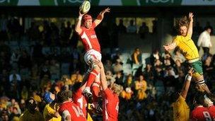 Alun Wyn Jones yn codi i'r uchelfannau