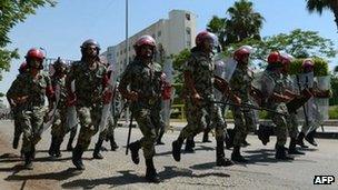 Troops outside the offices of the Higher Presidential Election Commission (24 June 2012)