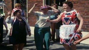 Loyalists celebrating Queen's visit