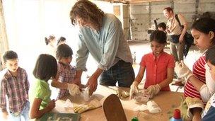 An adult works with Roma children in Berlin