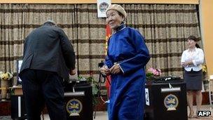 Mongolians vote at the Russian Secondary School during the parliamentary elections in Ulan Bator on 28 June, 2012