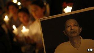 A candlelight vigil to mourn Chinese labour activist Li Wangyang"s death in Hong Kong, 13 June, 2012