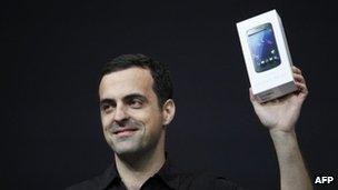 Hugo Barra, product management director of Android, holds up a Samsung Galaxy Nexus. Photo: 27 June 2012