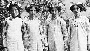 Four women in Chinese clothes, Hong Kong