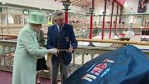 Ron Hill meeting the Queen