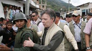 Juan Manuel Santos ()centre) in Toribio on 11 July 2012