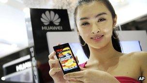 Model displays Huawei phone