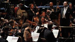 John Wilson (r) conducts his orchestra at the My Fair Lady Prom. © 鶹ҳ/Chris Christodoulou