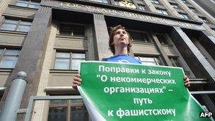 Protester outside parliament (6 july 2012)