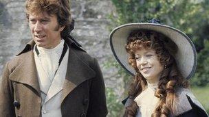 Robin Ellis fel Ross Poldark ac Angharad Rees fel Demelza Poldark