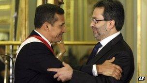 Peruvian President Ollanta Humala (l) congratulates new Prime Minister Juan Jimenez (right)