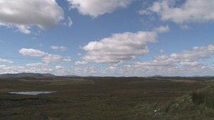 Bidh a' bhuidheann ùr a' sgrùdadh diofar ghnothaichean a bheir buaidh air lagh an fhearainn