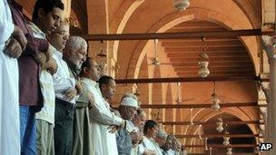 Egyptians pray at the Amr Ibn Al-As mosque in Cairo during the first day of Ramadan (July 20, 2012)