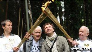 Thomas Heatherwick (second right) in Chichester during the torch relay