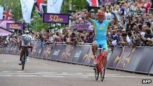 Alexandre Vinokourov of Kazakhstan winning the men's road race