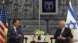 Israeli President Shimon Peres (R) meets with US Republican presidential hopeful Mitt Romney in Jerusalem