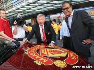 Alex Ferguson signs a car