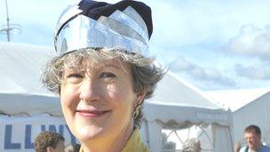 Gwyneth Lewis ar y maes wedi ei choroni