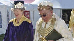 Ar y maes gyda'r Archdderwydd