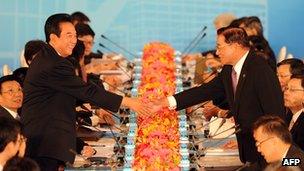 Chinese negotiator Chen Yunlin shakes hands with Taiwan's envoy Chiang Ping-kun