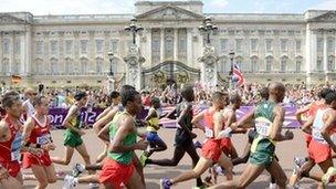 Olympic athletes run past Buckingham Palace