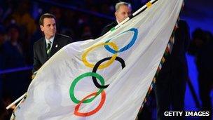 The Mayor of Rio De Janeiro Eduardo Paes receives the Olympic flag during the closing ceremony of London 2016