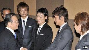 Chinese Premier Wen Jiabao (L) met SMAP in Tokyo in 2011