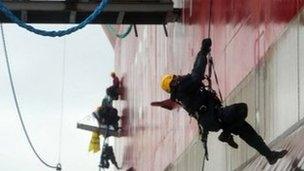 Greenpeace activist boards oil rig, 24 August 2012